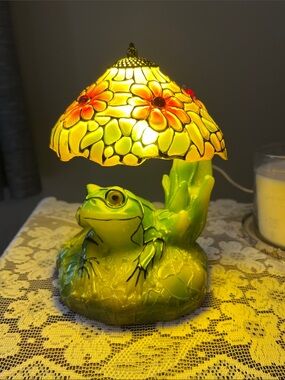 Green Frog Stained Glass Style Table Lamp - Home Art